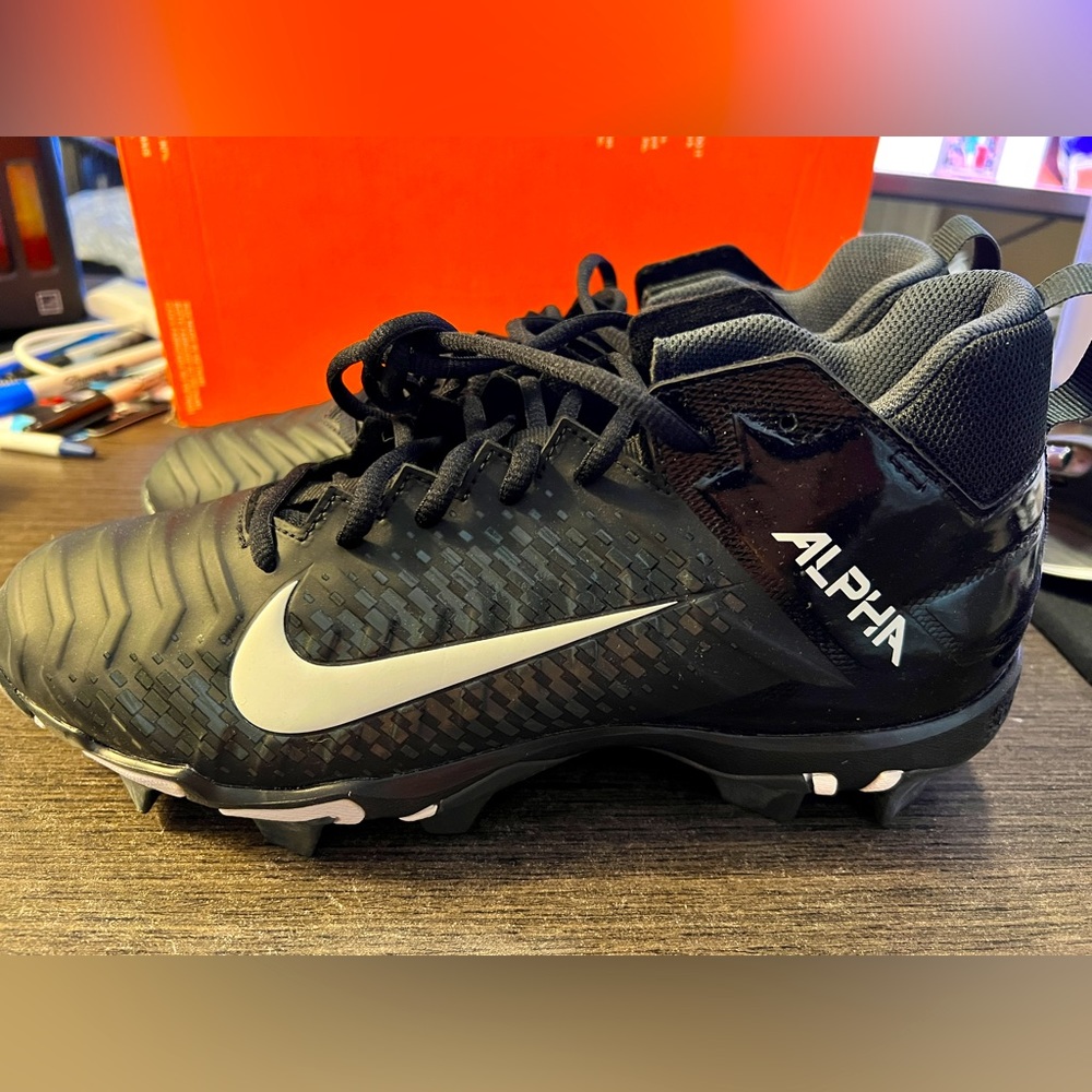 Brand New men’s Nike Alpha Menace 2 Shark Football Cleat